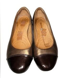 CLARKS Indigo Womens Size 8 (63106)
Brown Leather Slip On Ballet Flats Cap Toe